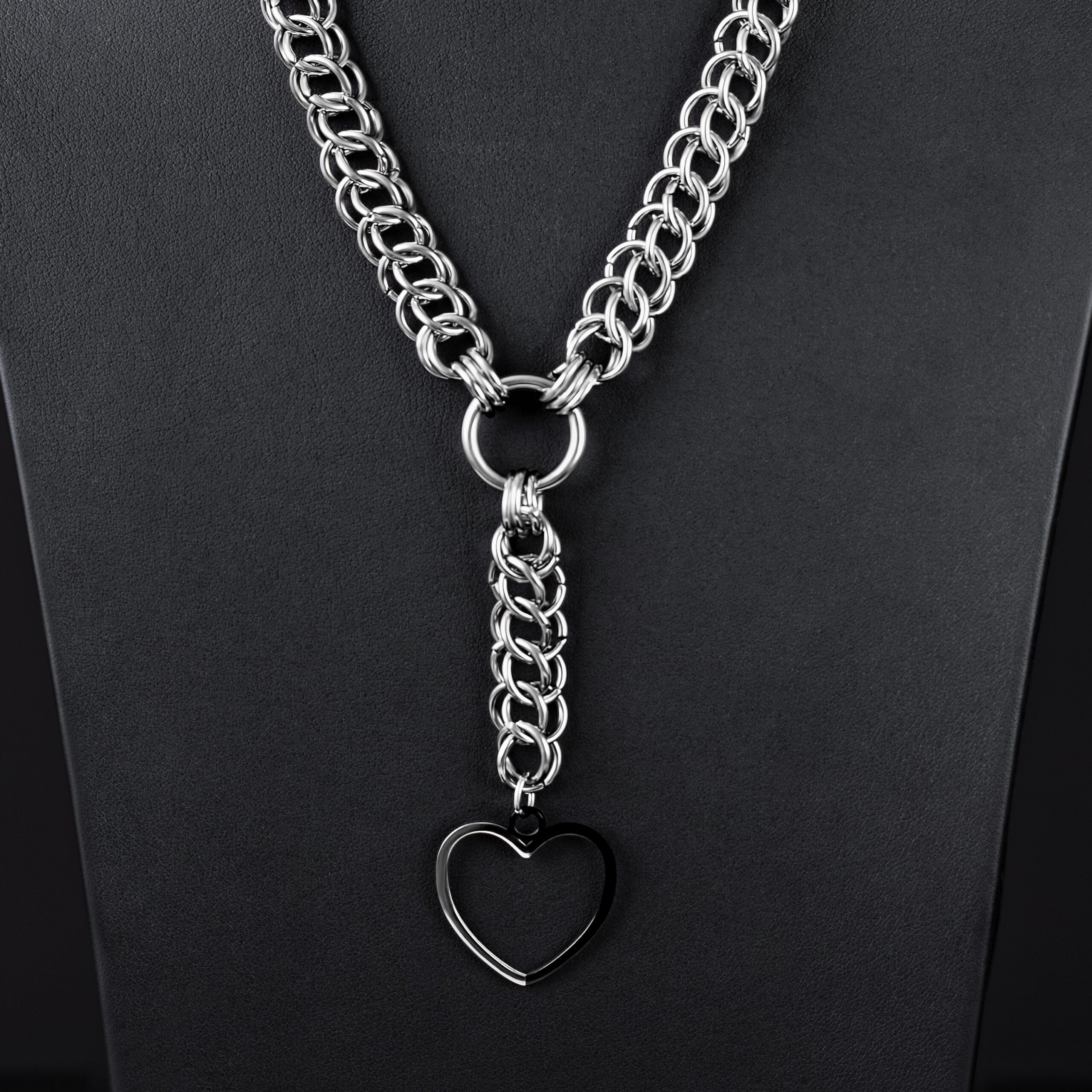 Silberne Herz-Choker aus Chirurgenstahl Silberne Choker-Halskette mit großem Herzanhänger auf schwarzem Hintergrund