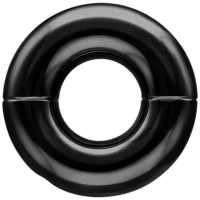 Schwarzer Tribal Dream Ring aus Chirurgenstahl Schwarzer, glänzender Tribal Dream Ring aus Chirurgenstahl auf weißem Hintergrund
