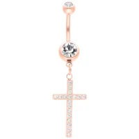 Bauchnabelpiercing in Roségold mit Kreuzanhänger und klaren Kristallen auf weißem Hintergrund