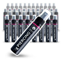 Piercingspray Box 40 x 60ml von Wildcat Mehrere schwarze Sprühflaschen mit Wildcat Logo und Aufschrift Piercing Pflege auf weißem Hintergrund