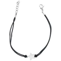 Schwarzes Nylonarmband mit silbernem Sternanhänger auf weißem Hintergrund