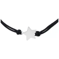 Schwarzes Nylonarmband mit silbernem Stern auf weißem Hintergrund