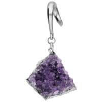 Ohrgewicht aus Amethystkristallen an einem silbernen Haken vor weißem Hintergrund
