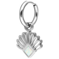 Silberne Edelstahl-Ohrringe mit Opal-Design auf weißem Hintergrund