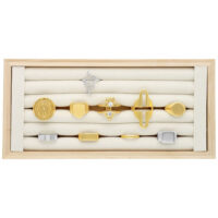 Schwarzer Ring Display aus Holz mit mehreren Ringen auf beigem Hintergrund
