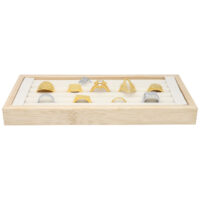 Schwarzes Ring Display mit mehreren Ringen auf Holztablett